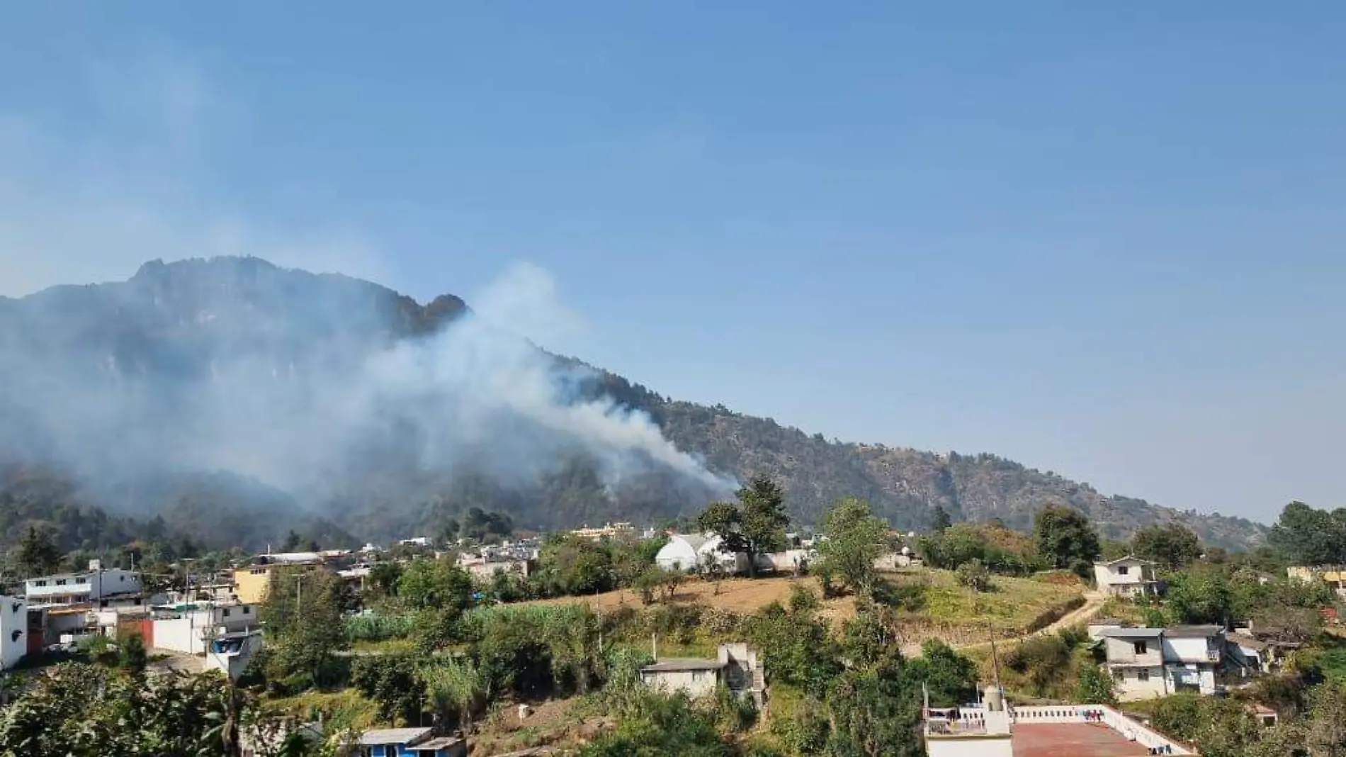 Dos incendios forestales se encuentran fuera de control en el cerro de Chignautla